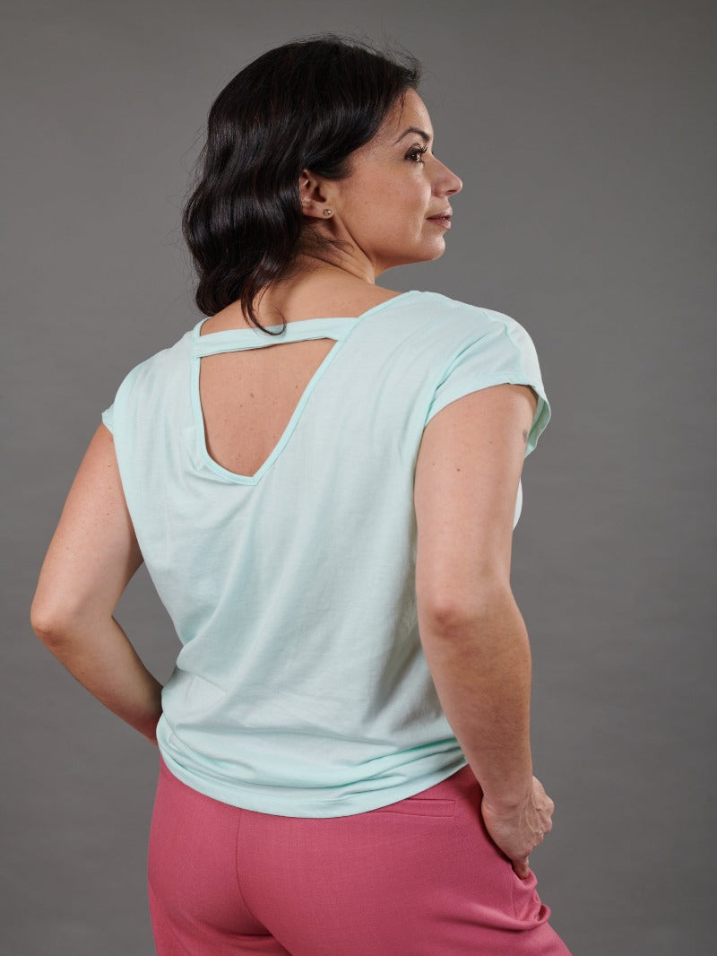 GRAPHIC TEE VIBE V EN ESPALDA